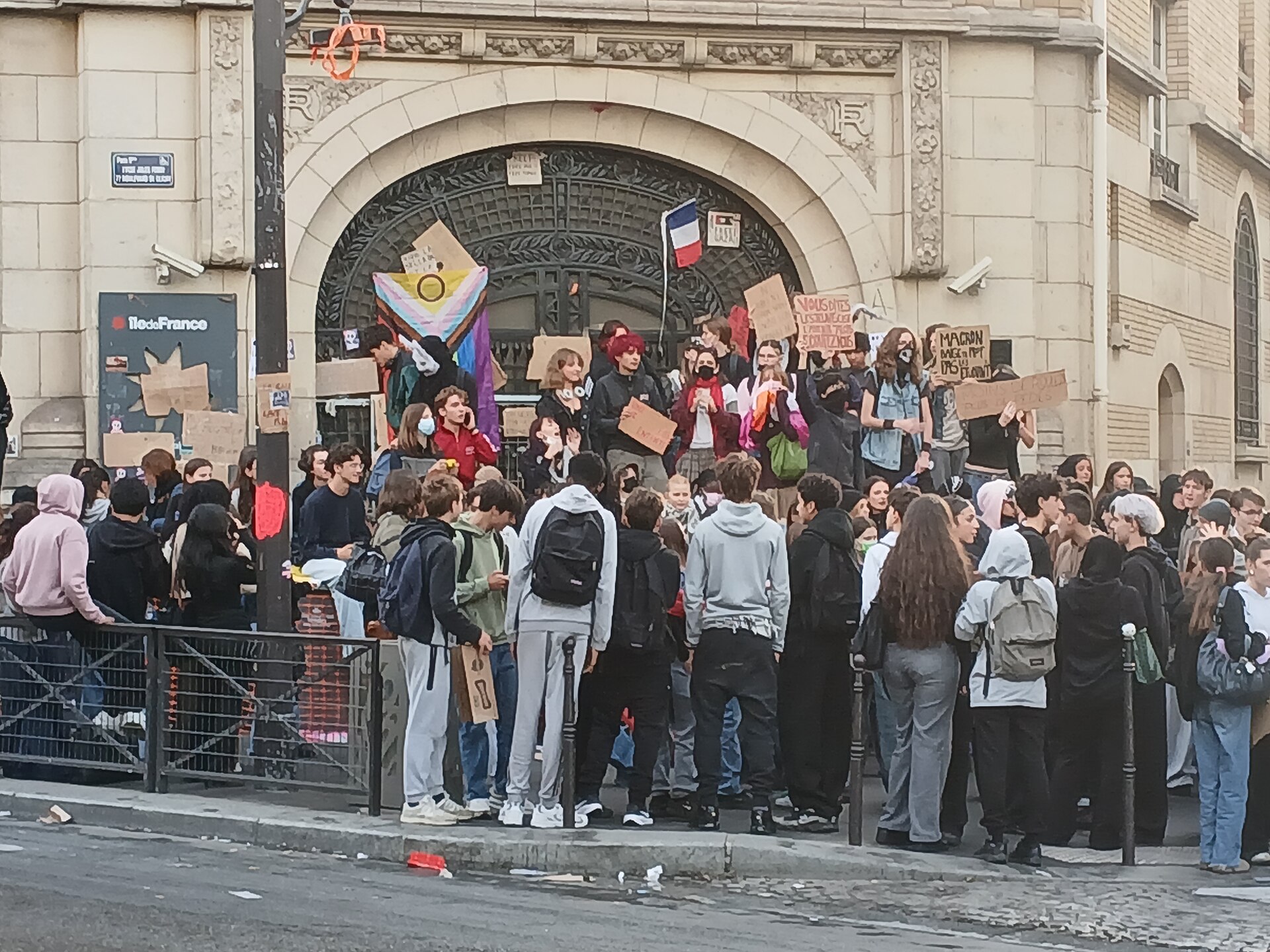 France: hundreds of thousands march again under a 70,000-strong security operation; 135 arrested